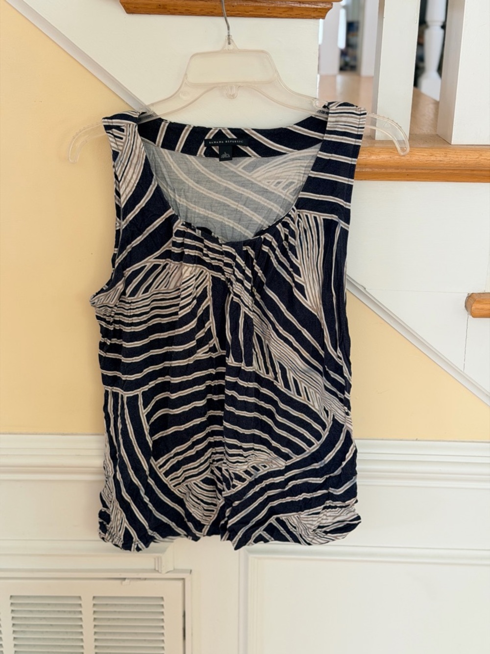 Ladies Sz. Large "Banana Republic" Navy & White Patterned Sleeveless Tank GUC ❤️